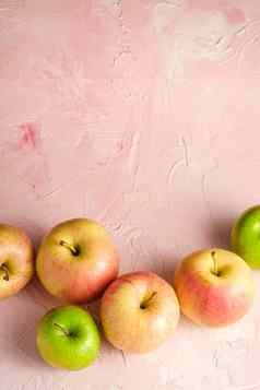 新鲜的甜蜜的苹果粉红色的变形背景前视图