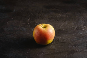 新鲜的甜蜜的单苹果<strong>黑暗黑</strong>色的变形<strong>背景</strong>