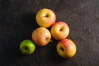 新鲜的甜蜜的苹果黑暗黑色的变形背景前视图