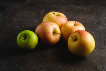 新鲜的甜蜜的苹果黑暗黑色的变形背景角视图
