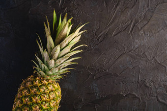 新鲜的甜蜜的菠萝黑暗黑色的变形背景前视图