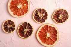 干柠檬葡萄柚片柑橘类水果粉红色的变形背景