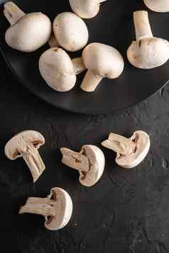 食用香草蘑菇健康的食物黑色的板黑暗背景