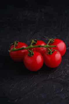樱桃番茄分支新鲜的成熟的有机蔬菜黑暗黑色的