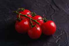 樱桃番茄分支新鲜的成熟的有机蔬菜黑暗黑色的背景