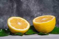 柠檬片热带柑橘类水果绿色叶子