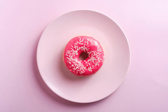 粉红色的红色的甜甜圈白色洒粉红色的板甜蜜的上釉甜点