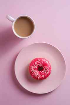 粉红色的甜甜圈洒板杯咖啡