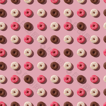 粉红色的香草巧克力甜甜圈洒无缝的模式