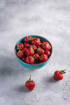 新鲜的成熟的草莓水果蓝色的碗夏天维生素浆果