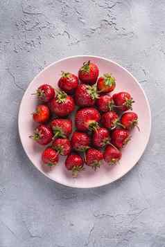 新鲜的成熟的草莓水果粉红色的板夏天维生素浆果