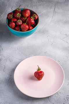 草莓粉红色的板新鲜的成熟的草莓