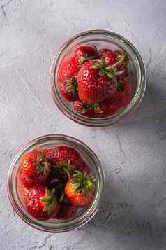 新鲜的成熟的草莓水果玻璃罐子夏天维生素