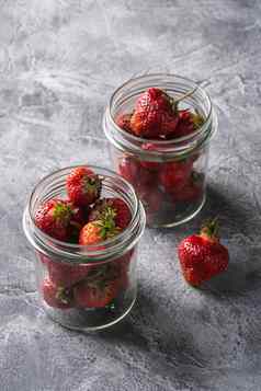 新鲜的成熟的草莓水果玻璃罐子夏天维生素