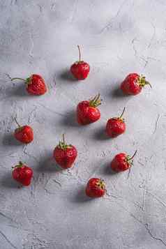 新鲜的成熟的草莓水果夏天维生素浆果灰色石头