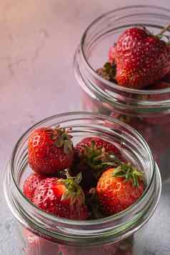 新鲜的成熟的草莓水果玻璃罐子夏天维生素浆果