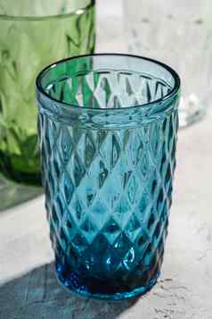蓝色的玻璃几何杯绿色透明的喝玻璃