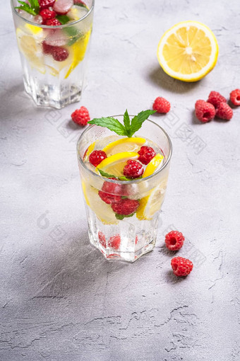 新鲜的冷冰水喝<strong>柠檬树</strong>莓水果薄荷