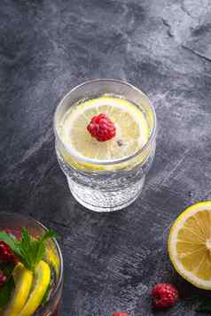 新鲜的冷闪闪发光的水喝柠檬树莓水果