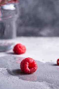 新鲜的成熟的树莓水果夏天维生素红色的浆果水果