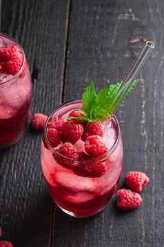 新鲜的冰冷浆果汁喝薄荷夏天树莓柠檬水