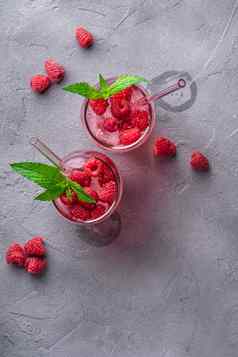 新鲜的冰冷浆果汁喝薄荷夏天树莓柠檬水
