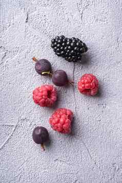 美味的新鲜的成熟的树莓黑莓醋栗红色的醋栗