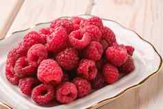 树莓水果白色板健康的桩夏天浆果