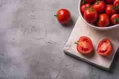 新鲜的成熟的西红柿切片碗