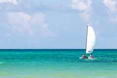 航海背景白色帆船明亮的阳光蓝色的海洋水空间文本