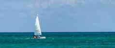 航海背景白色帆船明亮的阳光蓝色的海洋水空间文本