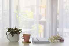 室内房子装饰粉红色的咖啡杯白色笔记本蓝色的铅笔植物窗帘