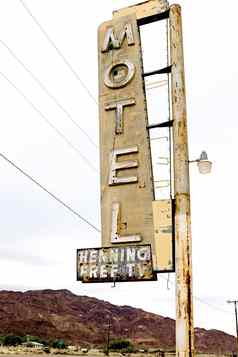 汽车旅馆标志毁了历史路线中间加州巨大的莫哈韦沙漠沙漠
