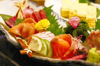 正确的真实的生鱼片菜板独特的日本日本食物<strong>风格</strong>生鱼绿色叶子<strong>电影</strong>颜色<strong>电影风格</strong>耀斑光