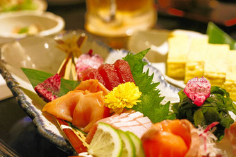 正确的真实的生鱼片菜板独特的日本日本食物风格生鱼绿色叶子电影颜色电影风格耀斑光