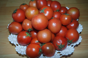 特写镜头视图红色的西红柿白色篮子木地板<strong>上市</strong>场