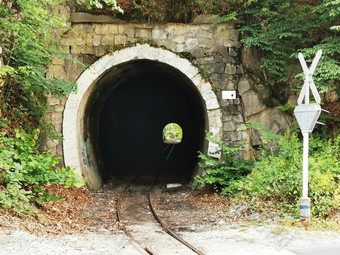 隧道前面砖墙