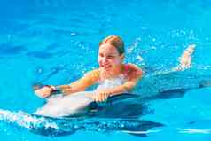 快乐女孩游泳海豚海豚馆