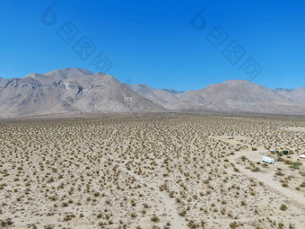 空中视图沙漠山蓝色的天空加州的莫哈韦沙漠沙漠里奇克雷斯特