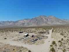 空中视图被遗弃的房子露营者预告片中间沙漠