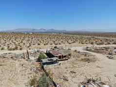 空中视图被遗弃的房子露营者预告片中间沙漠