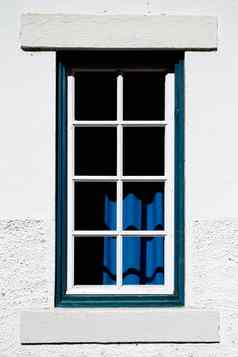前面视图白色墙古董窗口蓝色的色彩斑斓的室内