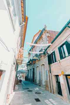 色彩斑斓的拍摄街城市葡萄牙阳光明媚的一天