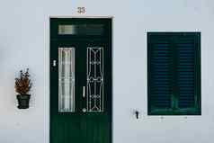 古董简约图像前面通过白色房子绿色通过窗口