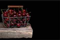 新鲜的樱桃水果金属篮子黑色的背景