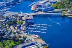 Tilt-shift有创意的空中高角图像海洋游艇港卑尔根挪威