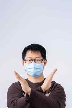 肖像年轻的亚洲男人。冠状病毒感染
