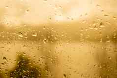 雨滴窗口说明灰色的多雨的天气一天黄色的橙色背景