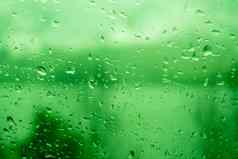 雨滴窗口说明灰色的多雨的天气一天绿色背景