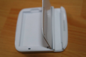 白色彩色的电池充电盒子电子设备移动电话